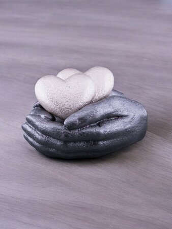 Mini As Urn  'Hearts in Hands'  in Diverse Kleuren - HMP637